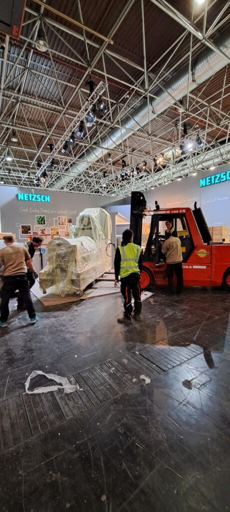 Einbringen von Maschinen auf Messen